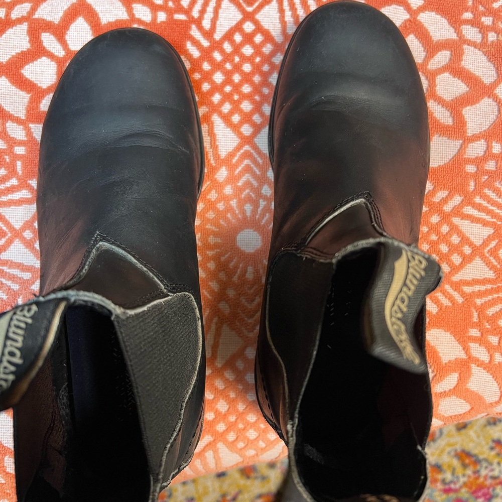 Blundstone Classic.  Size 8.5.  No rips or tears.  Minimal wear on soles.